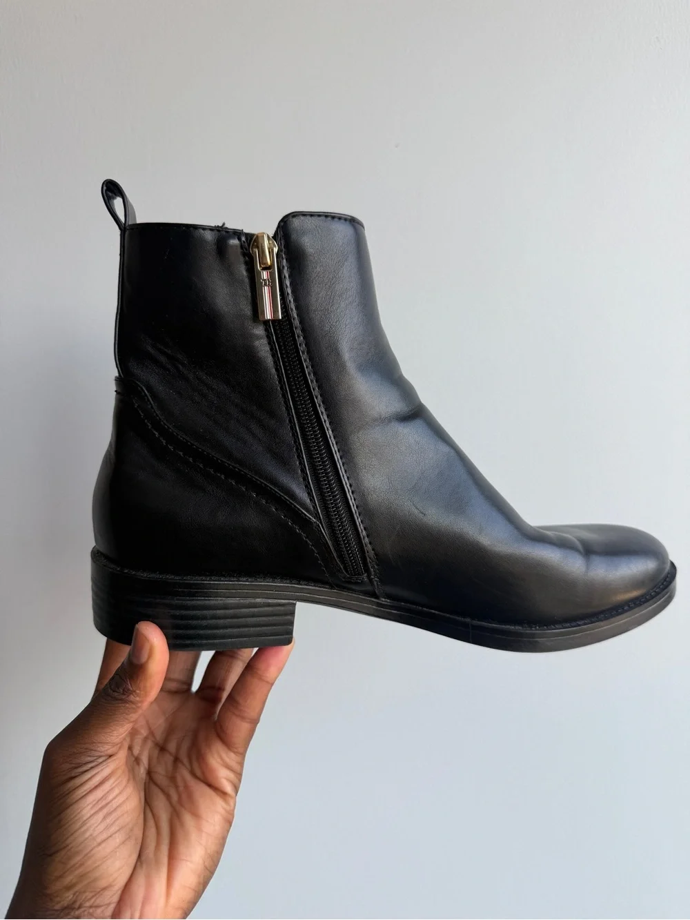 TOMMY HILFIGER  Comfort Rezin Round Toe Block Heel